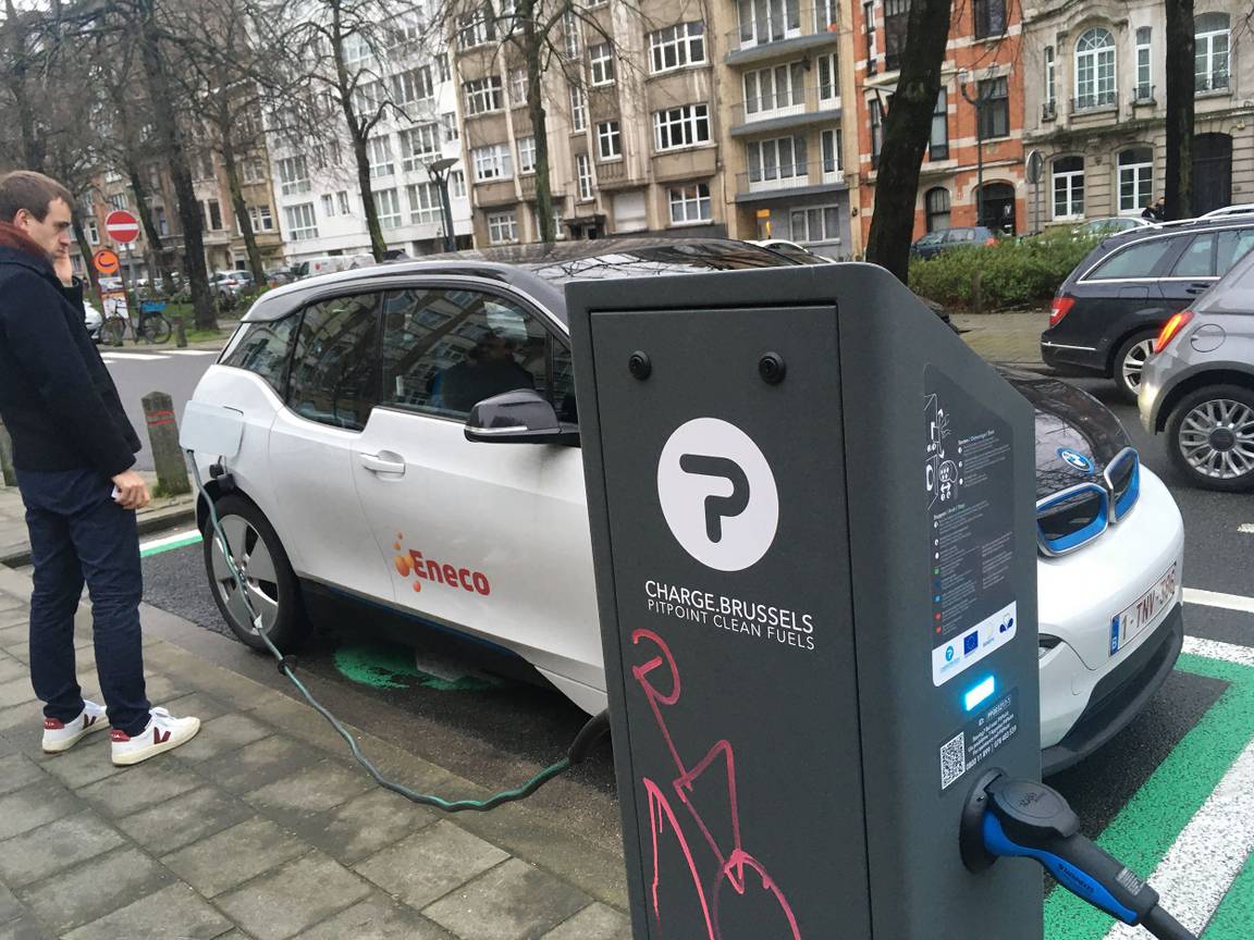 Charge.Brussels: een laadpaal voor elektrische auto's van energieleverancier Eneco op de Deschannellaan in Schaarbeek