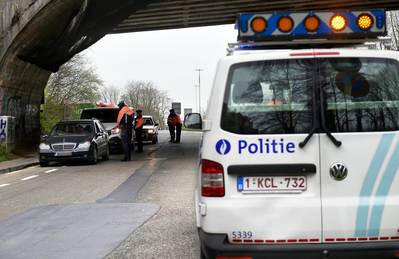 20 maart 2020: de politie controleert het traject van autobestuurders om verdere verspreiding van het coronavirus (covid-19) tegen te gaan