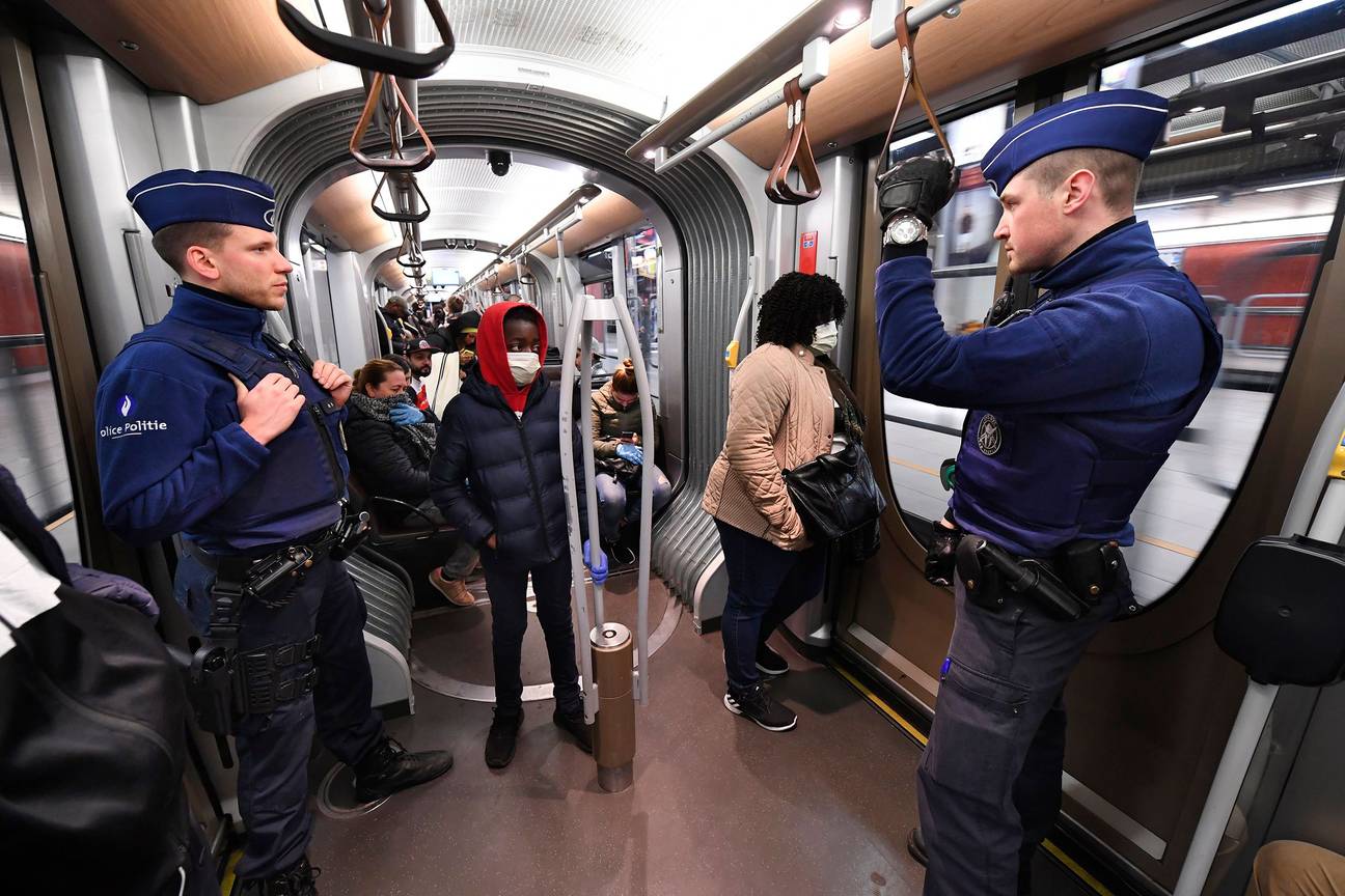 20 maart 2020: de politie controleert metro en haar gebruikers tijdens de lockdown om verdere verspreiding van het coronavirus (covid-19) tegen te gaan