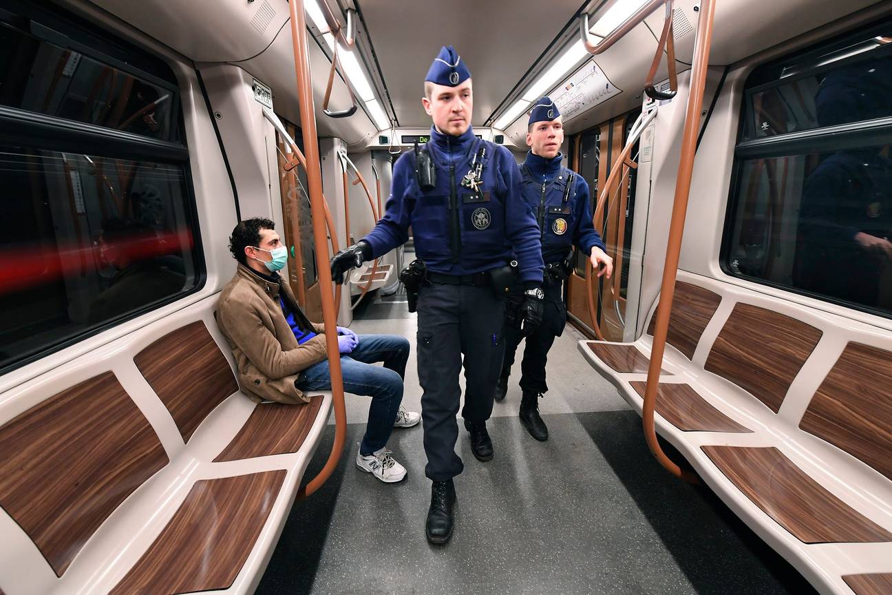 20 maart 2020: de politie controleert metro en haar gebruikers tijdens de lockdown om verdere verspreiding van het coronavirus (covid-19) tegen te gaan