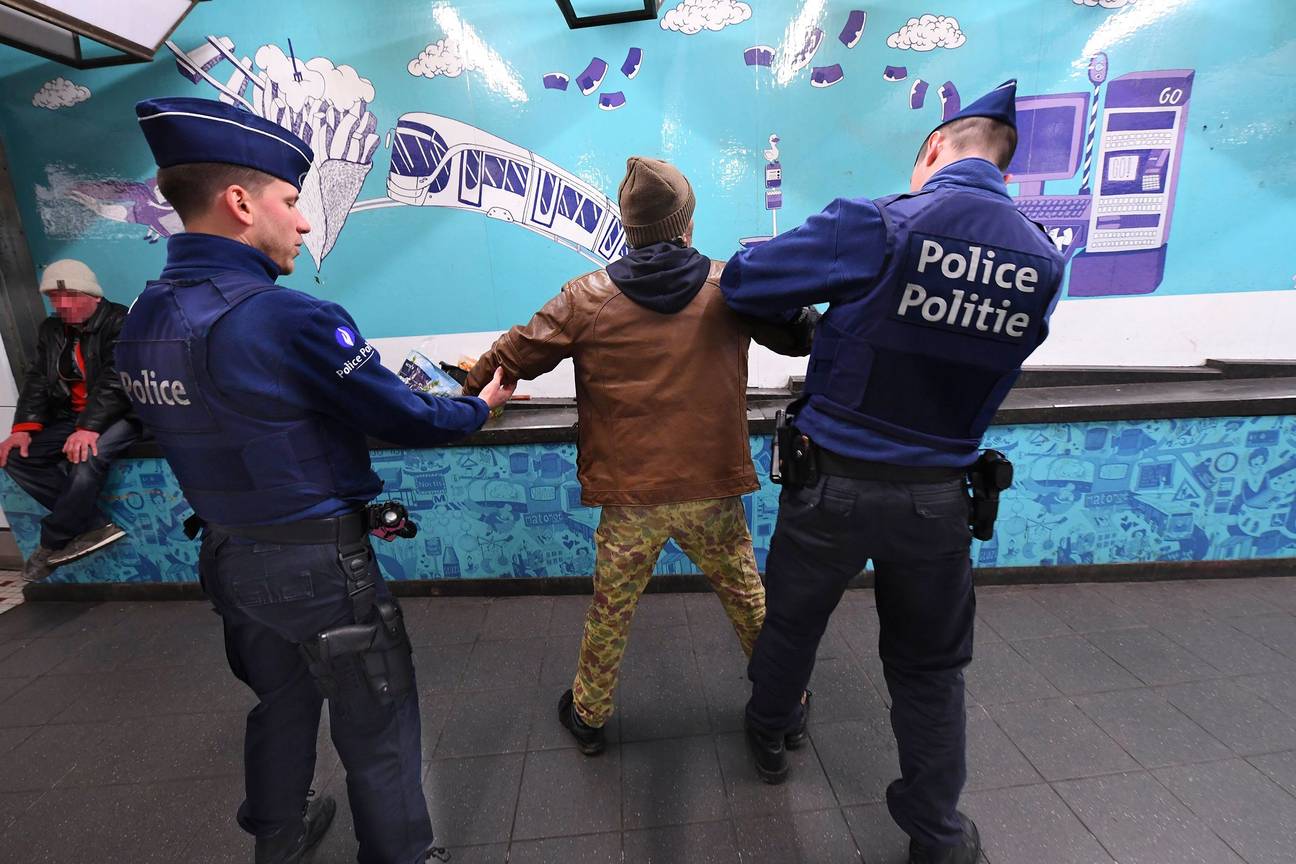 20 maart 2020: de politie controleert metrostations tijdens de lockdown om verdere verspreiding van het coronavirus (covid-19) tegen te gaan