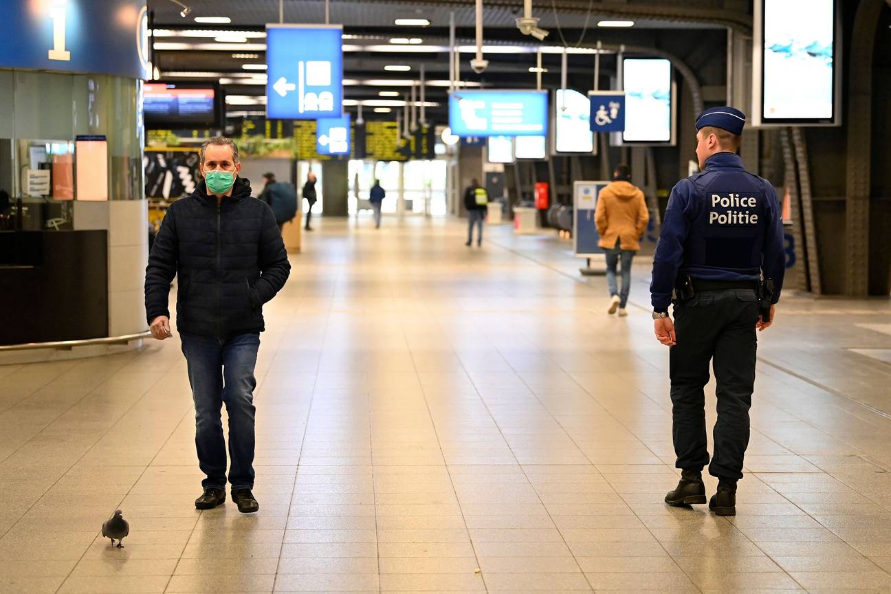 20 maart 2020: de spoorwegpolitie in het Zuidstation controleert burgers tijdens de lockdown om verdere verspreiding van het coronavirus (covid-19) tegen te gaan