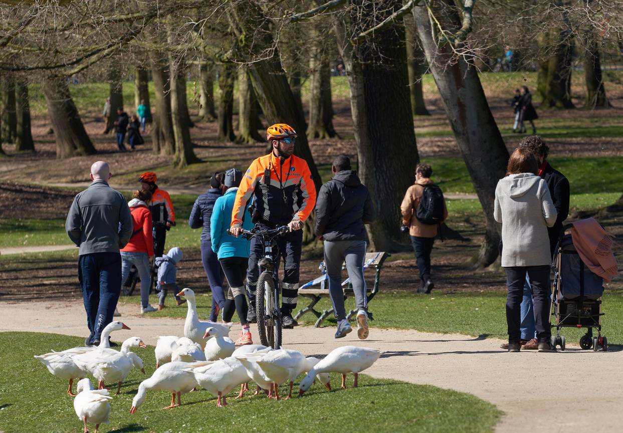 22 maart 2020, Ter Kamerenbos: de fietsbrigade van de politie controleert burgers tijdens de lockdown om verdere verspreiding van het coronavirus (covid-19) tegen te gaan