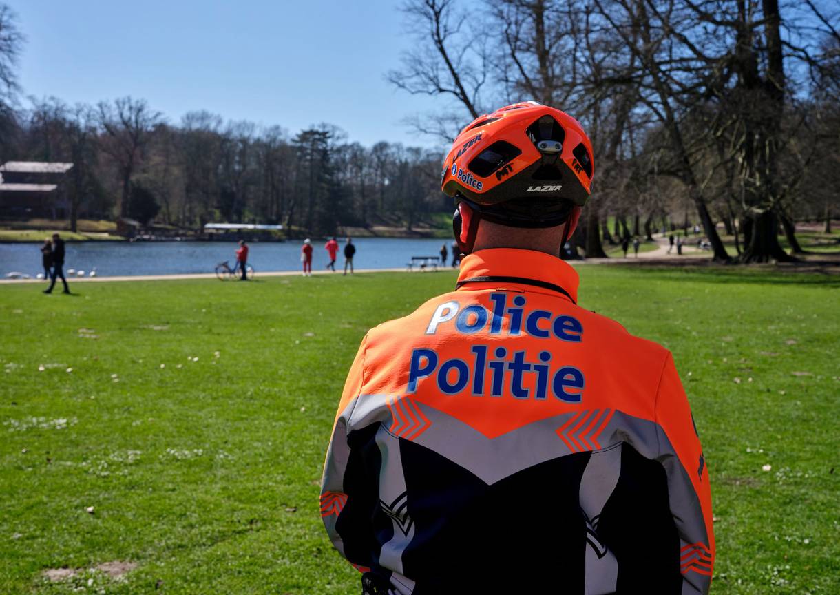 22 maart 2020, Ter Kamerenbos: de fietsbrigade van de politie controleert burgers tijdens de lockdown om verdere verspreiding van het coronavirus (covid-19) tegen te gaan