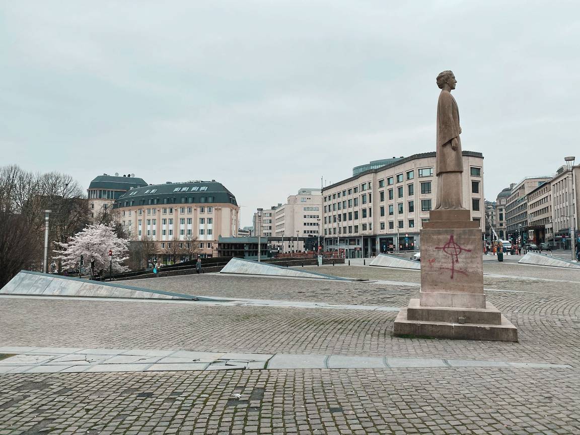 Het Albertinapleinplein (aangelegd in 1959 bovenop de tunnel van de Noord-Zuidverbinding, oogt verlaten door de lockdownmaatregelen om het coronavirus (covid-19) in te dijken
