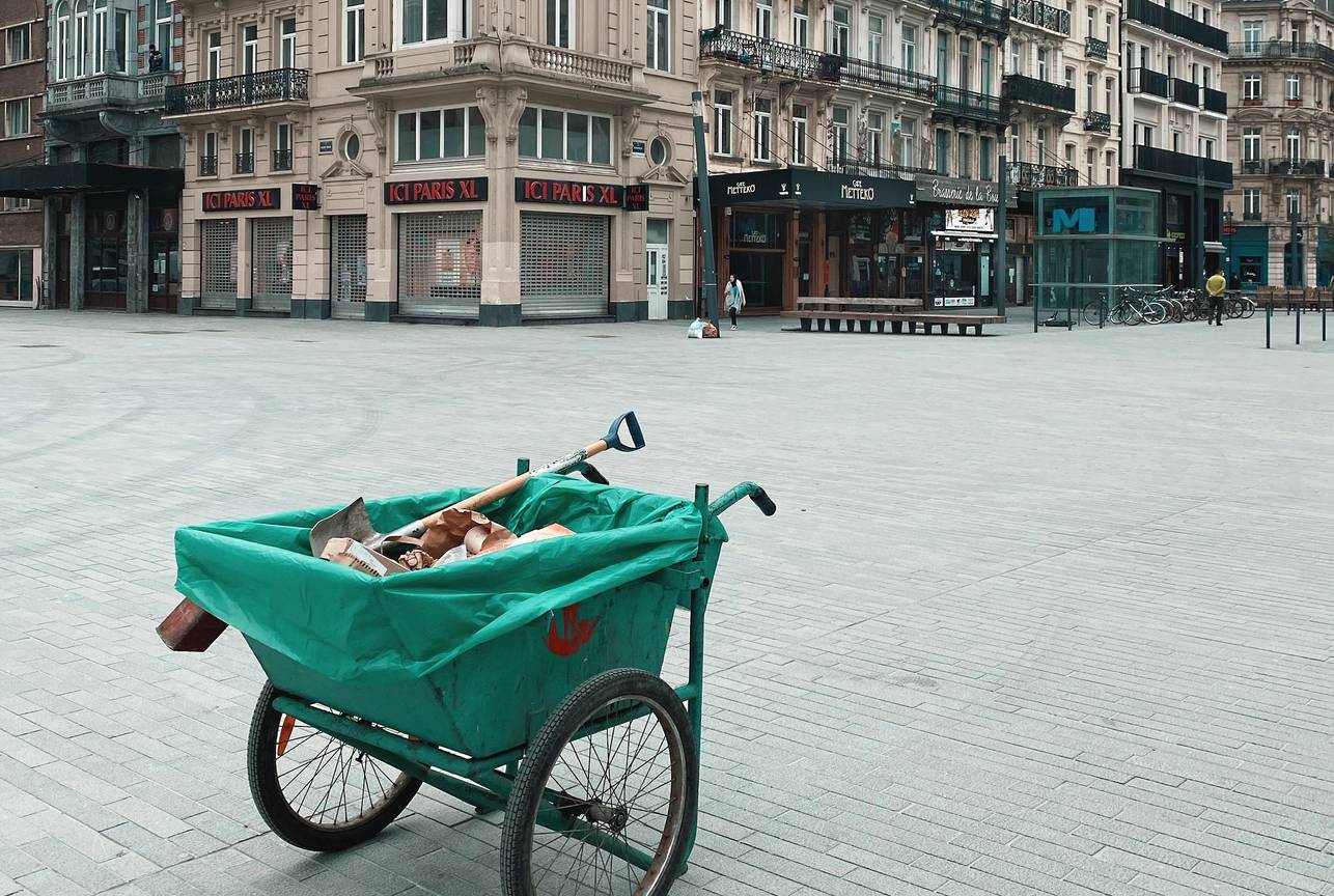 Het pas heraangelegde Beursplein, in het hart van de voetgangerszone, oogt verlaten door de lockdownmaatregelen om het coronavirus (covid-19) in te dijken