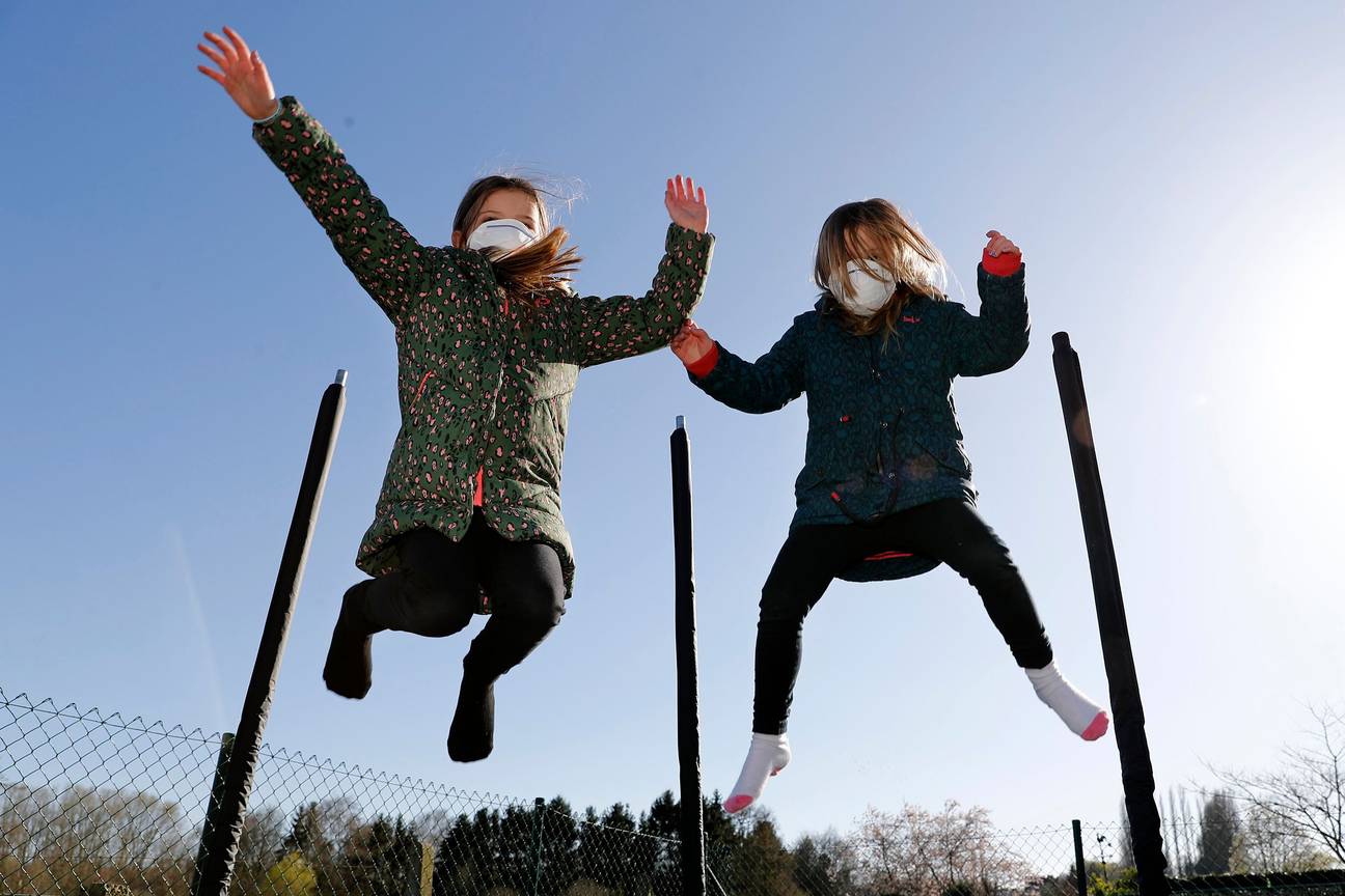 Brusselse kinderen spelen op een trampoline met mondmaskers om infectie met het coronavirus (covid-19) te voorkomen