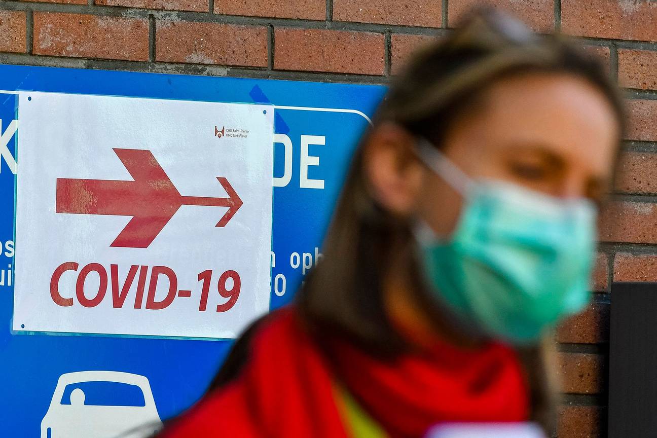 Brusselse ziekenhuizen, zoals het Sint-Pietersziekenhuis, bereiden zich voor op de besmettingspiek door het coronavirus.  De ziekte covid-19 wordt veroorzaakt door het virus SARS-CoV-2