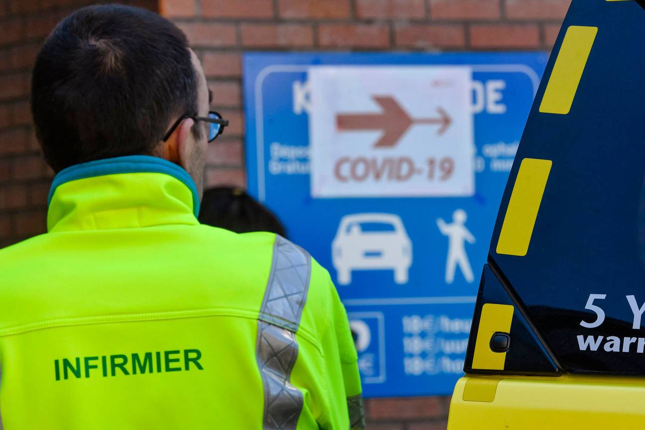 Brusselse ziekenhuizen, zoals het Sint-Pietersziekenhuis, bereiden zich voor op de besmettingspiek door het coronavirus.  De ziekte covid-19 wordt veroorzaakt door het virus SARS-CoV-2.