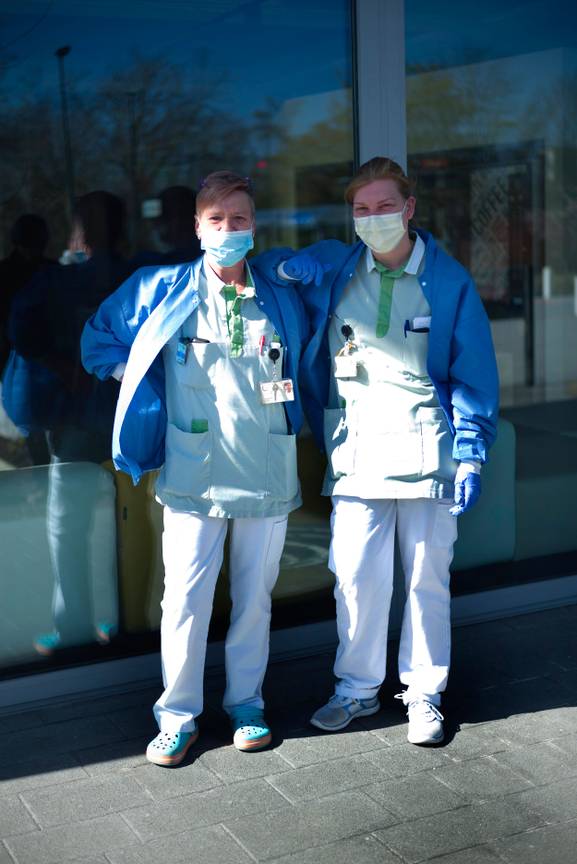 Twee verpleegkundigen van het UZ Brussel in Jette tijdens de uitbraak van het coronavirus.  De ziekte covid-19 wordt veroorzaakt door het virus SARS-CoV-2