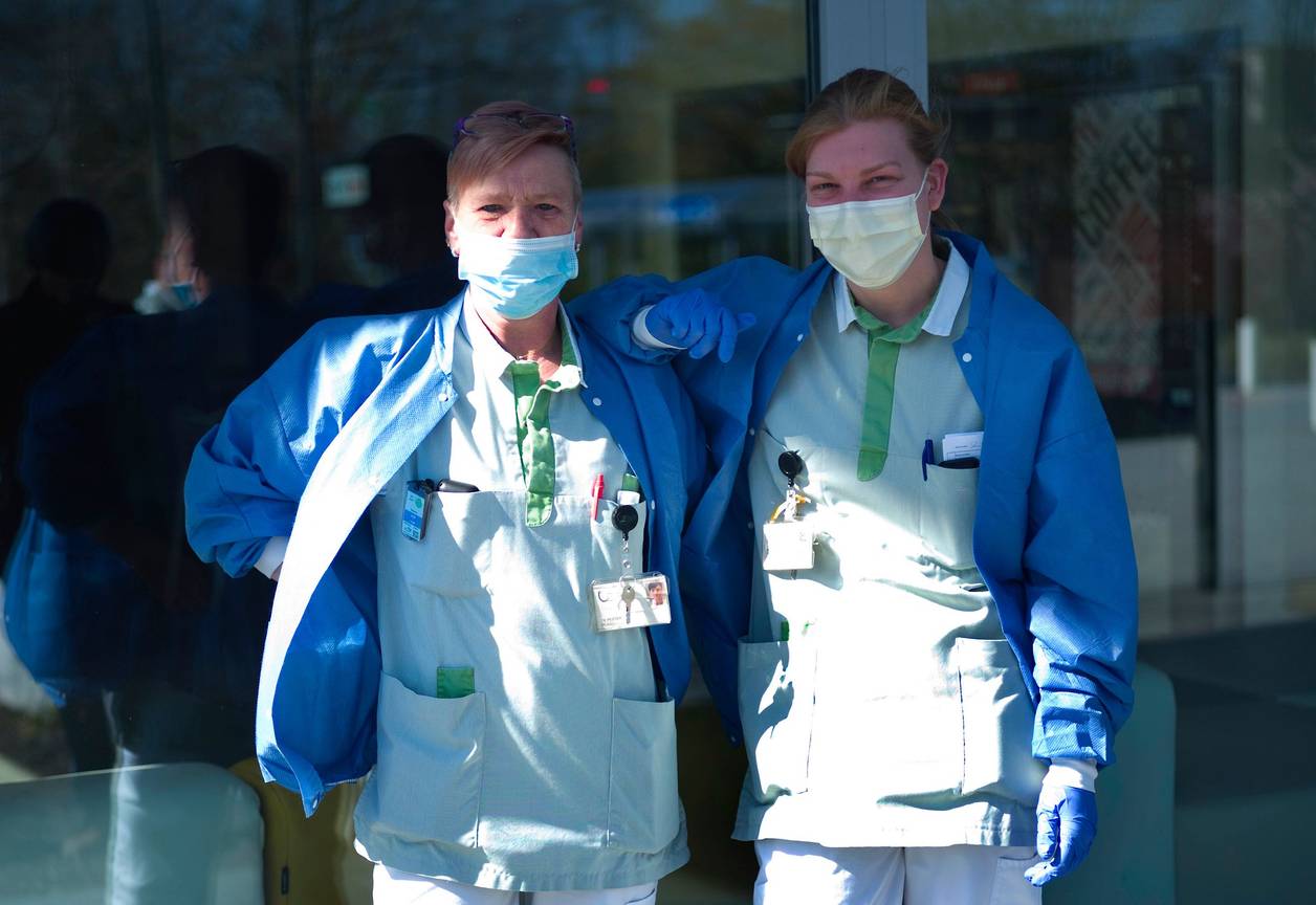 Twee verpleegkundigen van het UZ Brussel in Jette tijdens de uitbraak van het coronavirus. De ziekte covid-19 wordt veroorzaakt door het virus SARS-CoV-2
