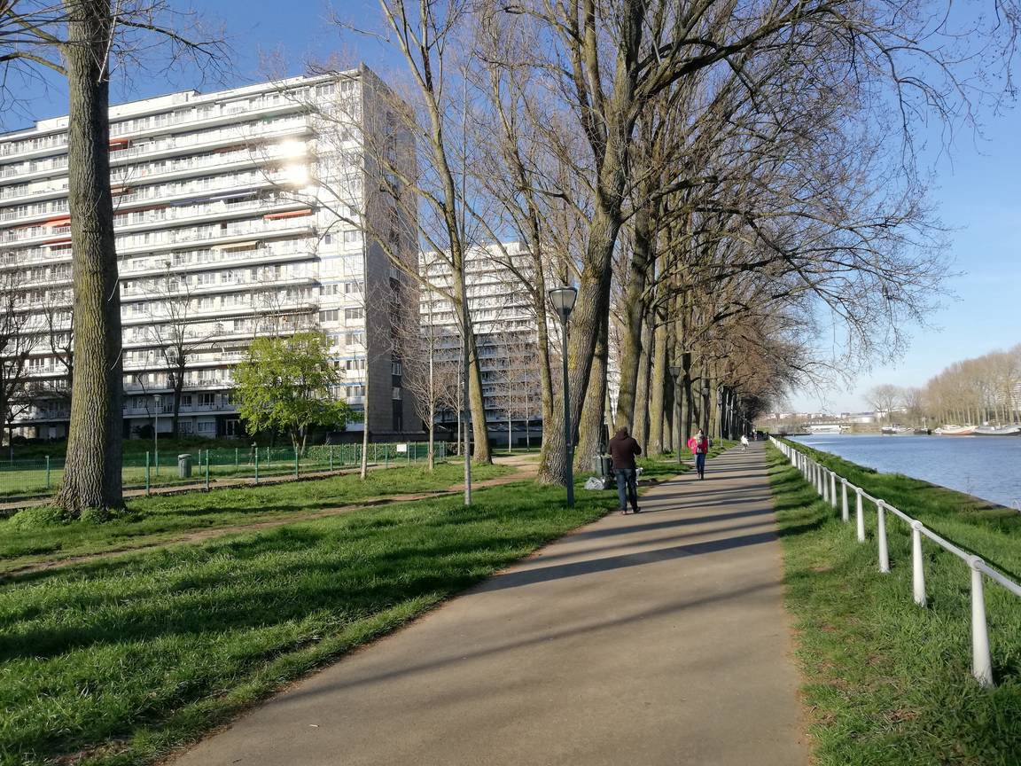 De woonblokken aan de Biestebroekkaai, langsheen het kanaal in Anderlecht