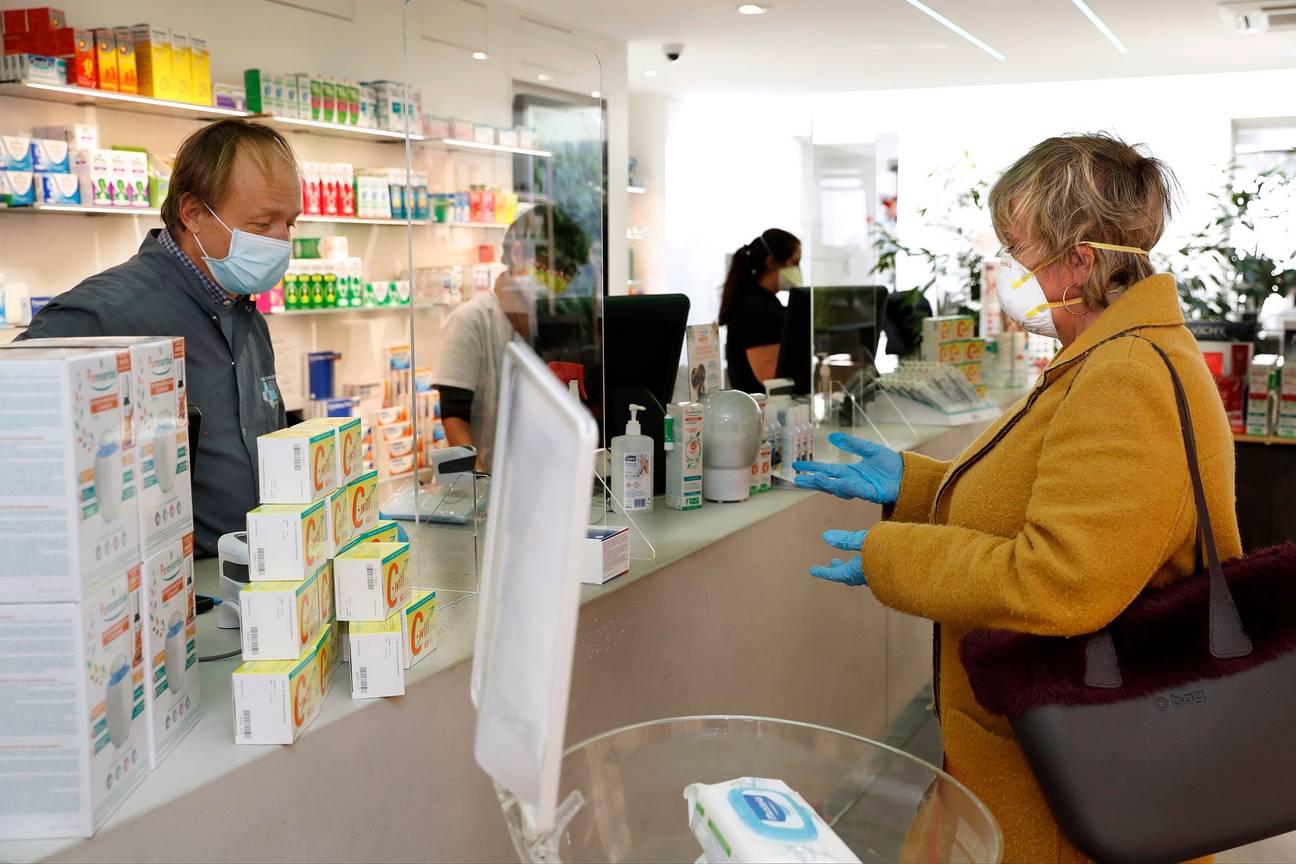 Brusselse apothekers hebben het druk tijdens de coronacrisis. De ziekte covid-19 wordt veroorzaakt door het virus SARS-CoV-2