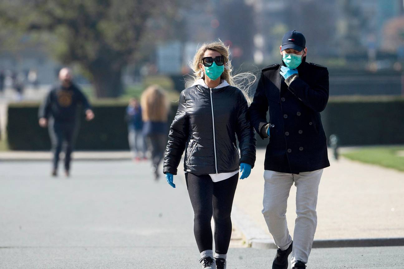 Een luchtje scheppen met mondmasker om verdere verspreiding van het coronavirus tegen te gaan