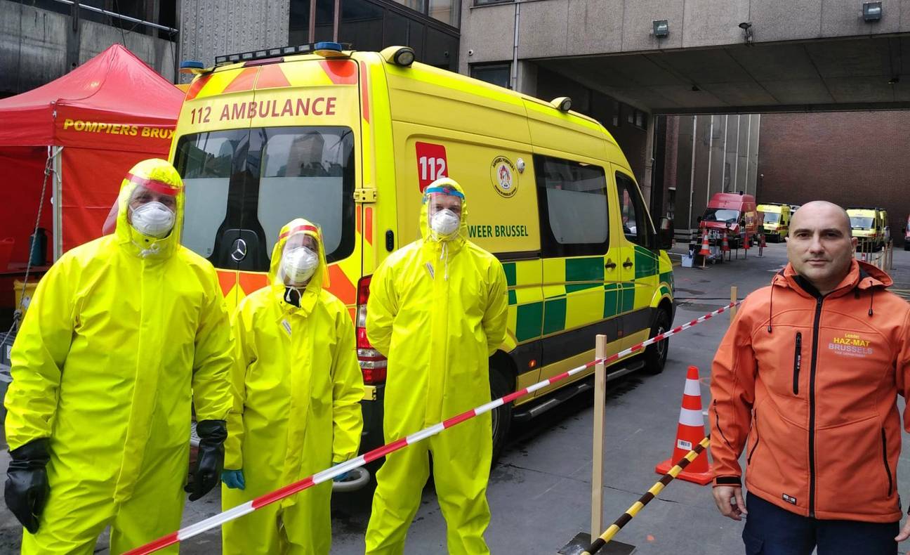 Dino Cavaleri (rechts) en collega's van de Brusselse brandweer tijdens de coronacrisis