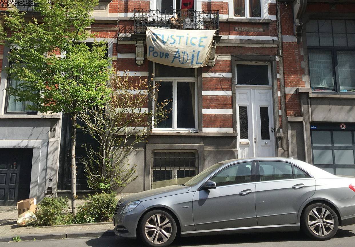 20200416 Een spandoek in Schaarbeek met Justice pour Adil, de tiener die stierf op de vlucht toen de politie controleerde of de coronamaatregelen nageleefd worden 2lg