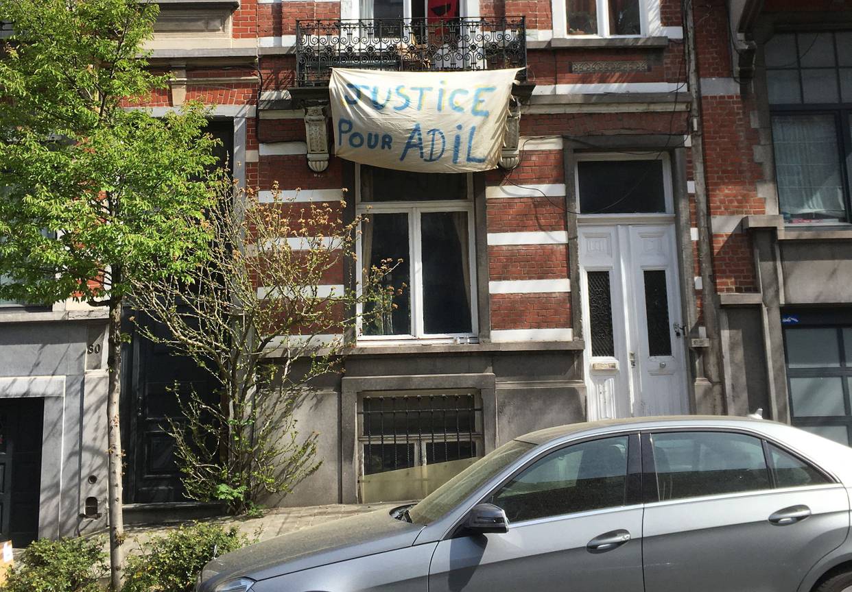 20200416 Een spandoek in Schaarbeek met Justice pour Adil, de tiener die stierf op de vlucht toen de politie controleerde of de coronamaatregelen nageleefd worden 3lg