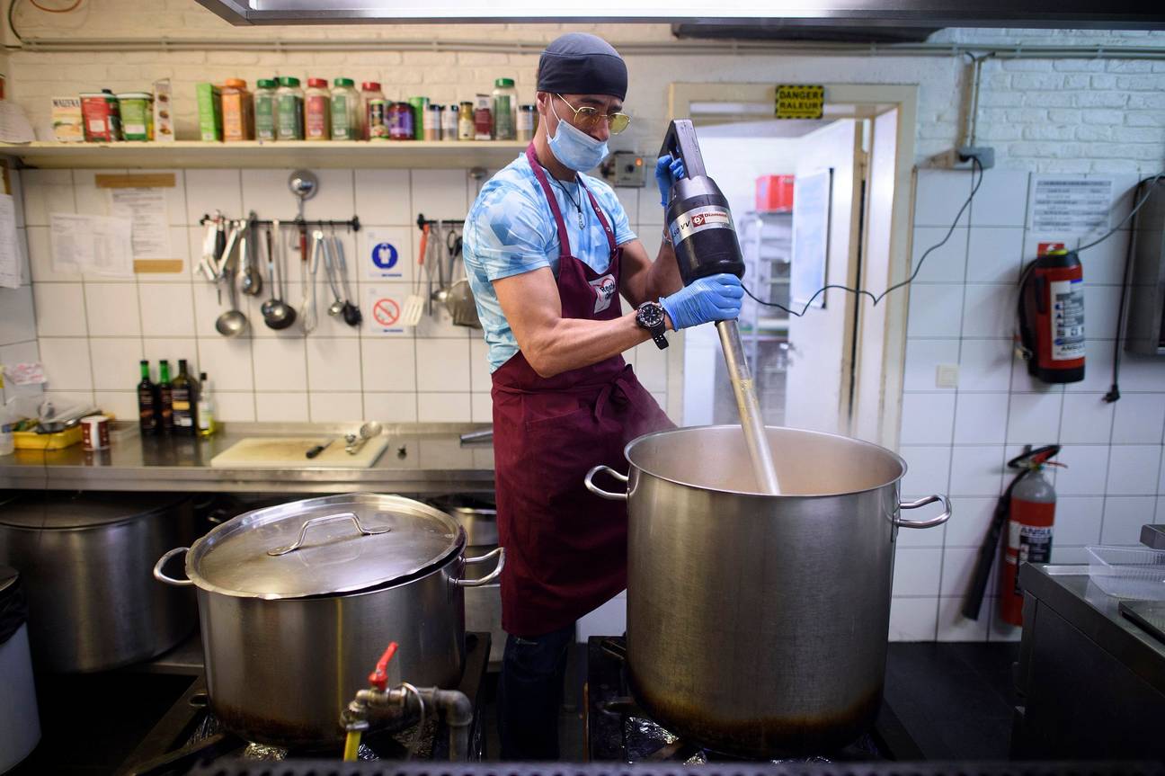 16 april 2020: uitdelen van maaltijden aan Brusselse daklozen en mensen in armoede door Resto du Coeur tijdens de coronacrisis, veroorzaakt door de ziekte covid-19