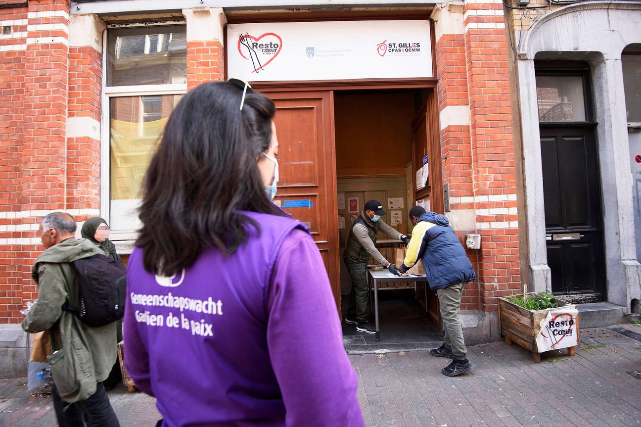 16 april 2020: uitdelen van maaltijden aan Brusselse daklozen en mensen in armoede door Resto du Coeur tijdens de coronacrisis, veroorzaakt door de ziekte covid-19.