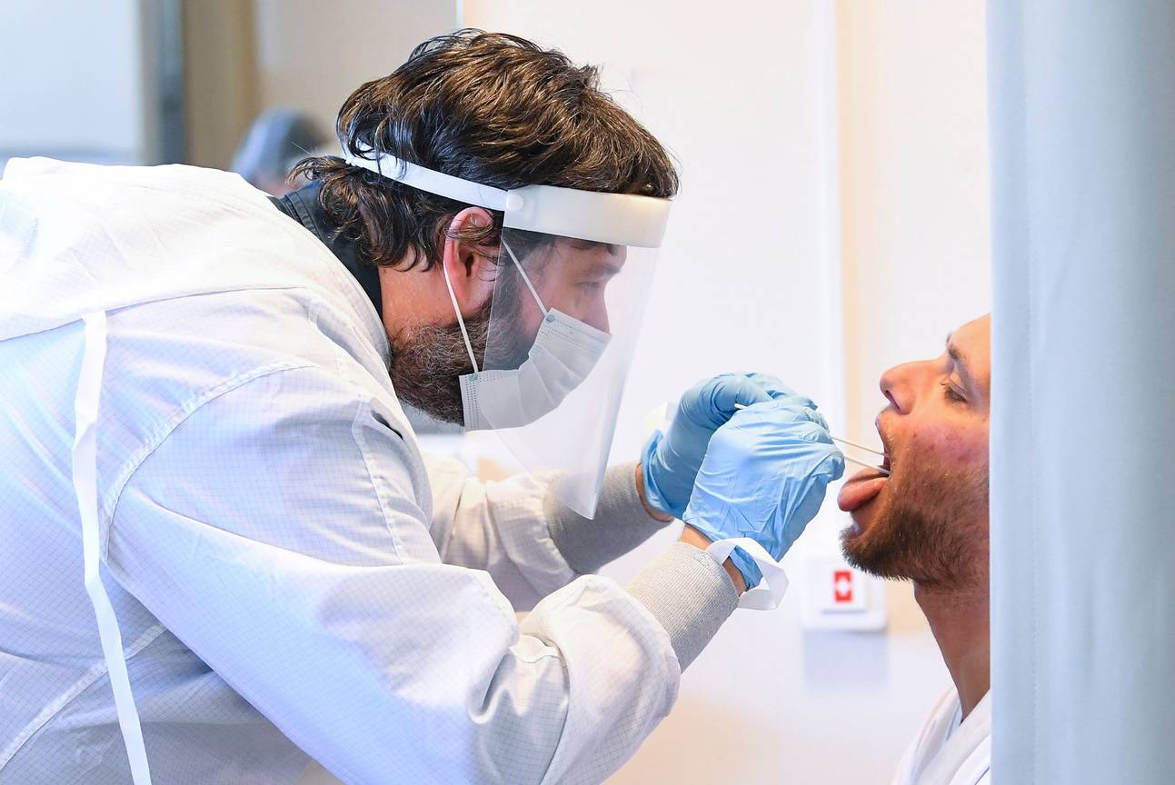 Ziekenhuizen gebruiken een testkit om het coronavirus, dat de ziekte covid-19 veroorzaakt, te detecteren