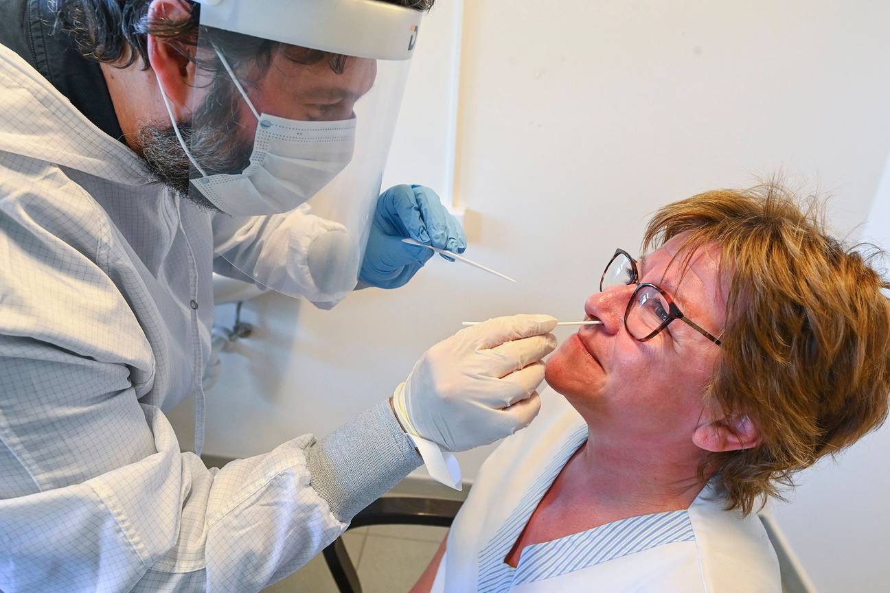 Ziekenhuizen gebruiken een testkit om het coronavirus, dat de ziekte covid-19 veroorzaakt, te detecteren