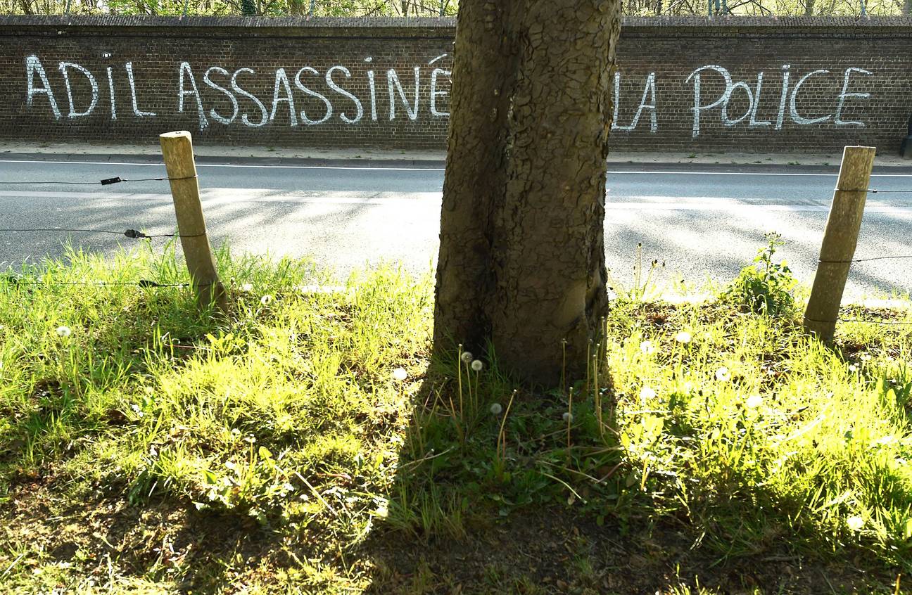 Op de muur van het Koninklijk Domein van Laken werd, kort nadat de 19-jarige Adil op 10 april 2020 een aanrijding met een politiewagen niet overleefde, dit opschrift aangebracht: "Adil assassiné par la police - Ni oubli ni pardon - acab."