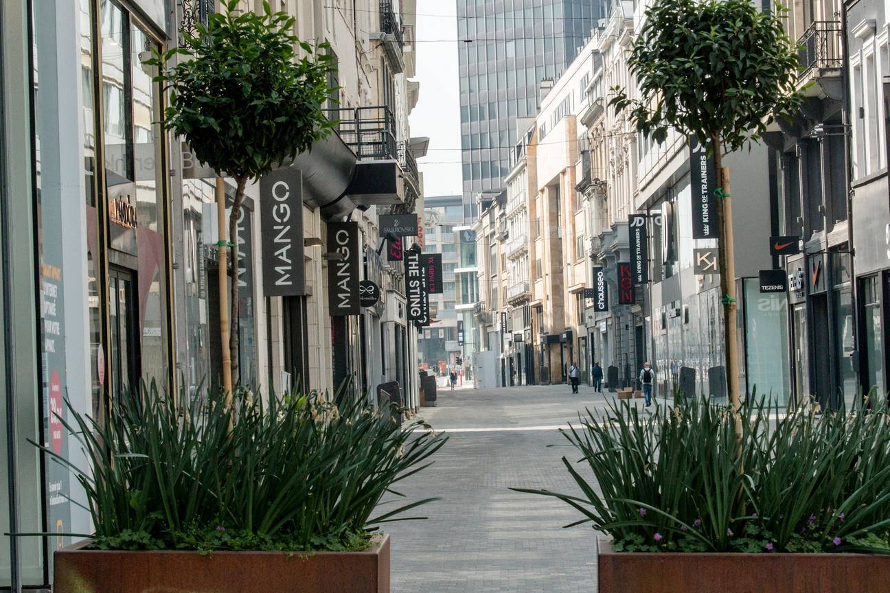 Door de coronacrisis op bevel van de overheid gedwongen gesloten winkels in de Nieuwstraat