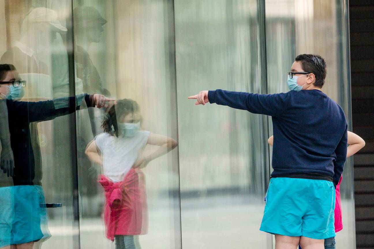 Door de coronacrisis op bevel van de overheid gedwongen gesloten winkels in de Nieuwstraat