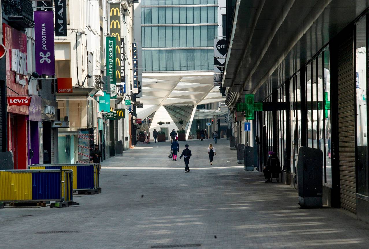 Door de coronacrisis op bevel van de overheid gesloten winkels in de Nieuwstraat