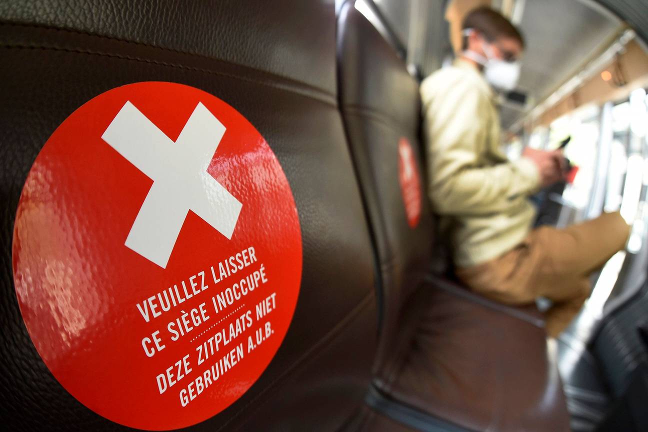 Het dragen van een mondmasker op het openbaar vervoer wordt verplicht om verdere verspreiding van het coronavirus tegen te gaan