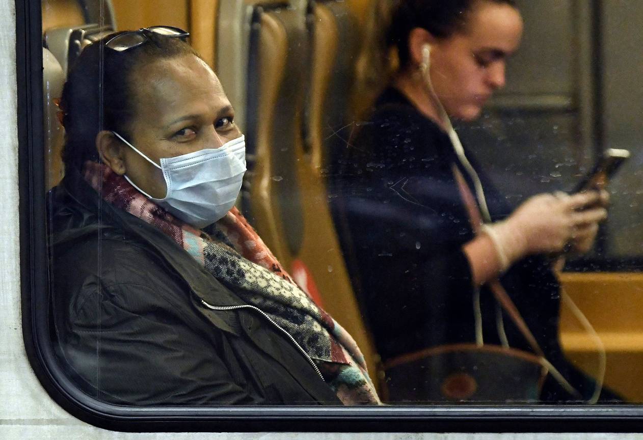 Het dragen van een mondmasker op het openbaar vervoer wordt verplicht om verdere verspreiding van het coronavirus tegen te gaan