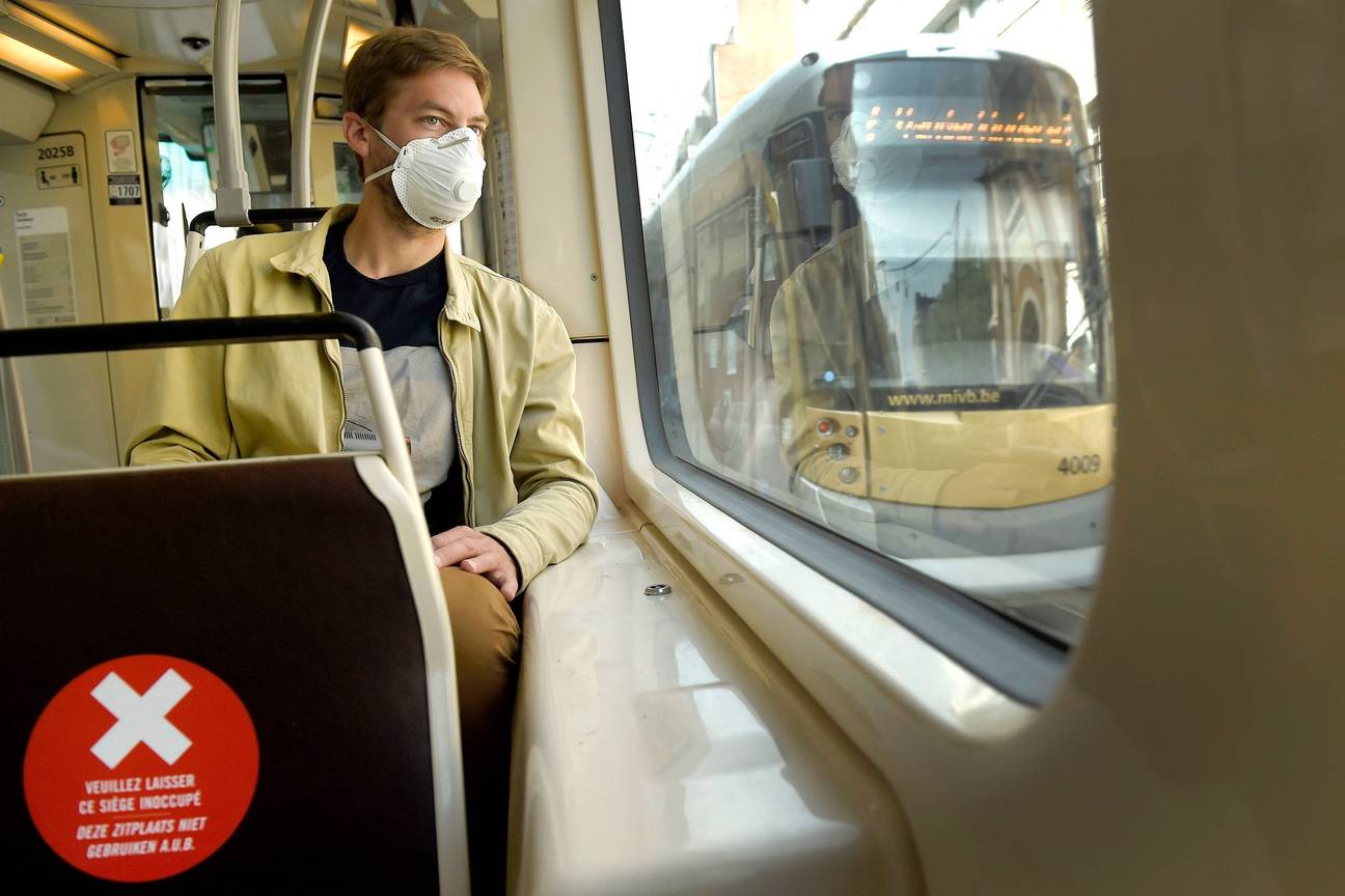 Het dragen van een mondmasker op het openbaar vervoer wordt verplicht om verdere verspreiding van het coronavirus tegen te gaan