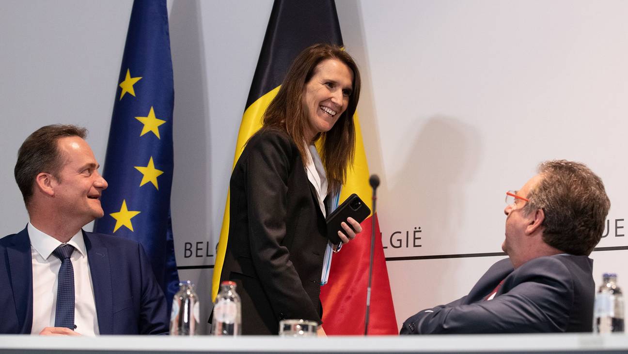 Ministers-president Oliver Paasch (Duitstalige gemeenschap), Rudi Vervoort (Brussel) en eerste minister Sophie Wilmès op de persconfrentie na de Nationale Veiligheidsraad van vrijdag 24 april 2020