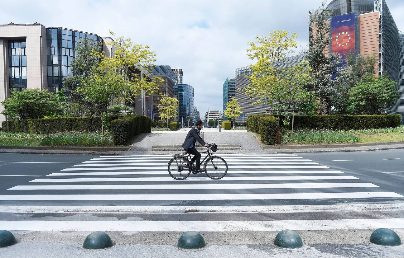 Een fietser op het verlaten Schumanplein in de Europese wijk