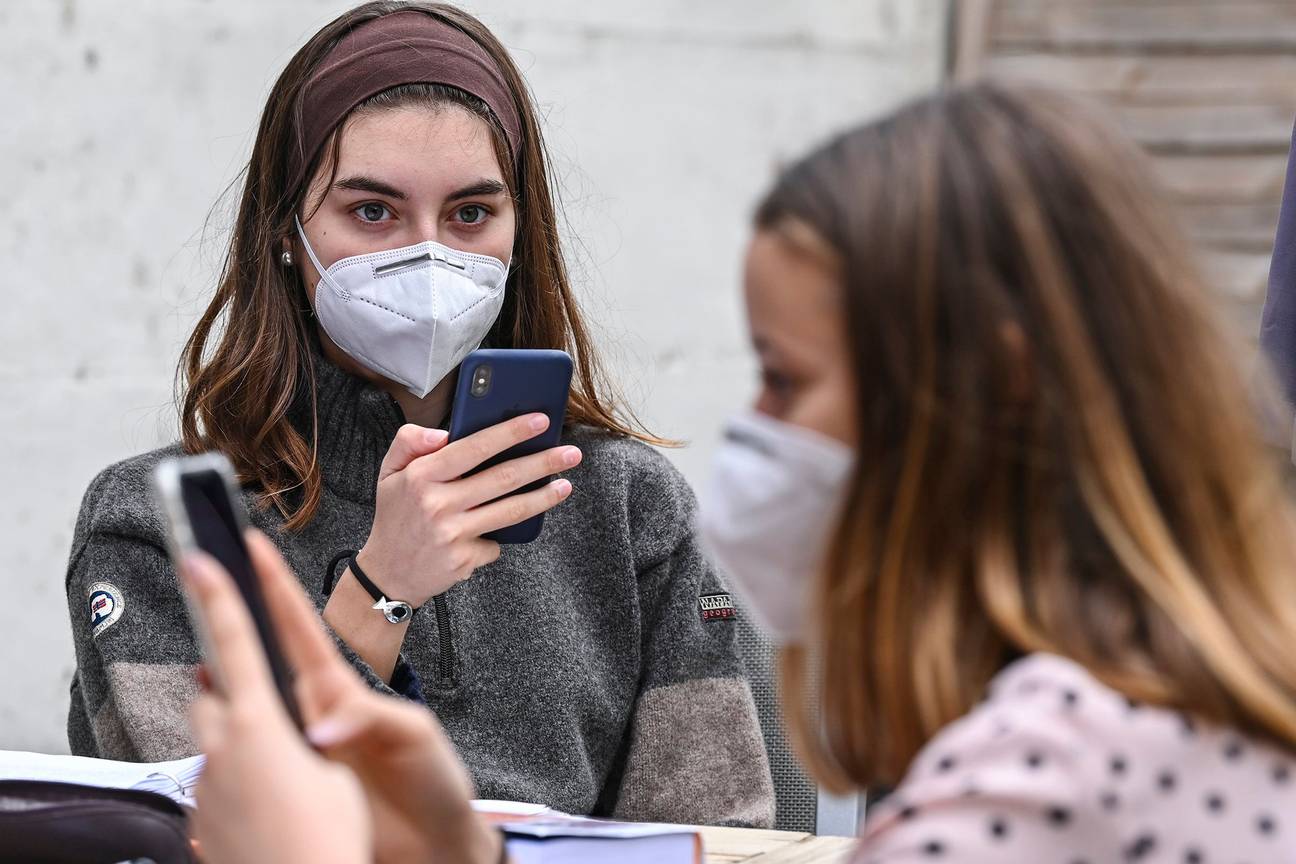 Een virustracker is een app op smartphone die waarschuwt voor mogelijk risico op besmetting van het coronavirus, dat de ziekte covid-19 veroorzaakt