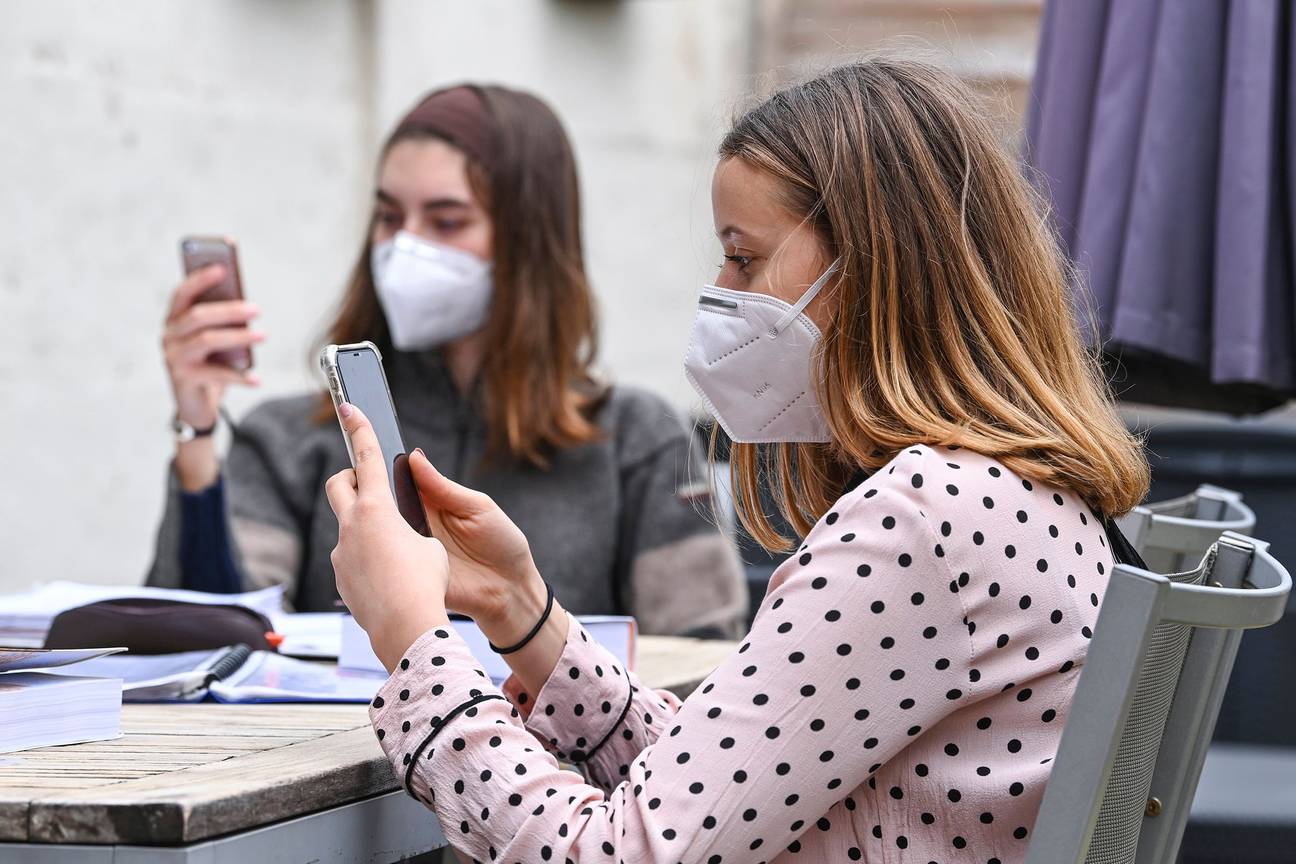 Een virustracker is een app op smartphone die waarschuwt voor mogelijk risico op besmetting van het coronavirus, dat de ziekte covid-19 veroorzaakt