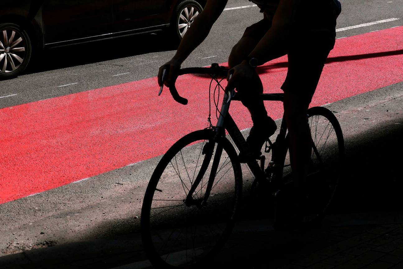 Aanleg van een voorlopig fietspad in de Wetstraat om fietsers voldoende plaats te bieden voor social distancing