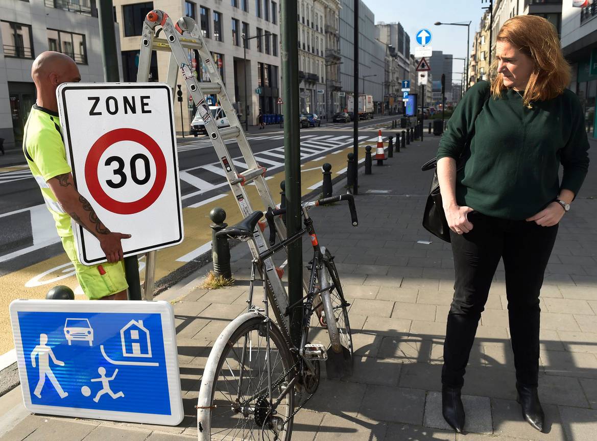 Vanaf 11 mei 2020 wordt de hele vijfhoek woonerf, een tijdelijke maatregel om social distancing mogelijk te maken. op de foto: Elke Van den Brandt, Brussels minister van mobiliteit