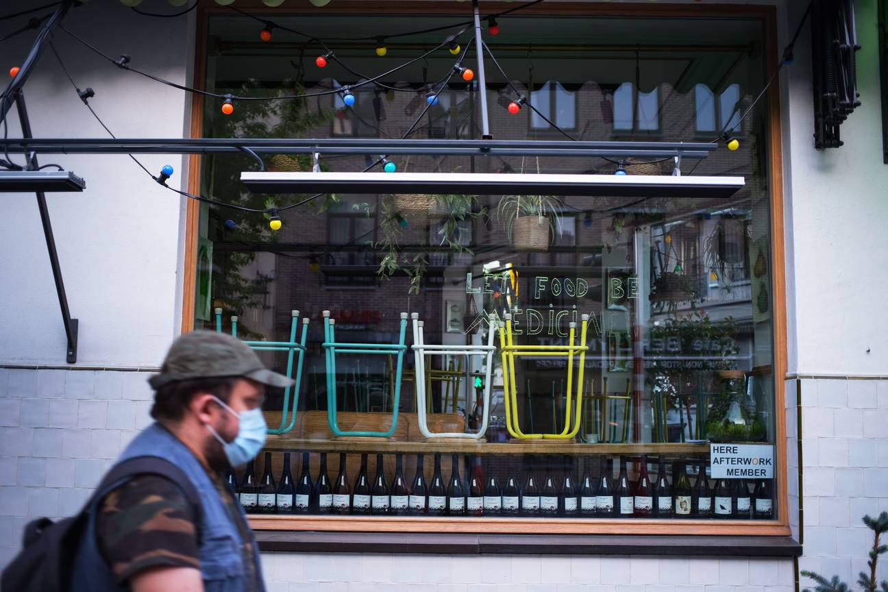 Een gesloten horecazaak in Brussel tijdens de lockdown van de coronacrisis