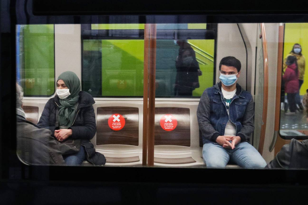 Een mondmasker is verplicht op het openbaar vervoer tijdens de coronacrisis