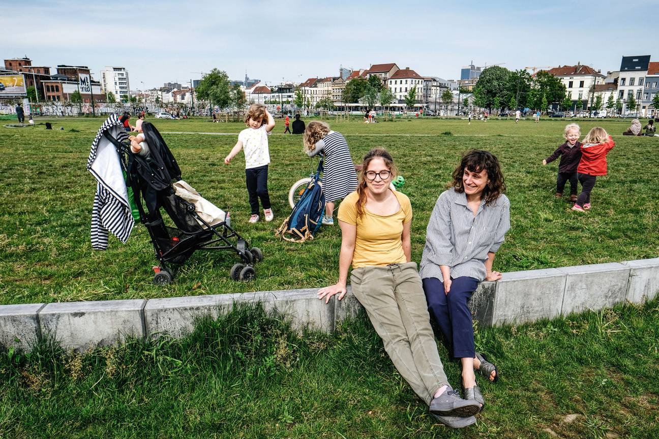 Vrienden in het park aan de Ninoofsepoort