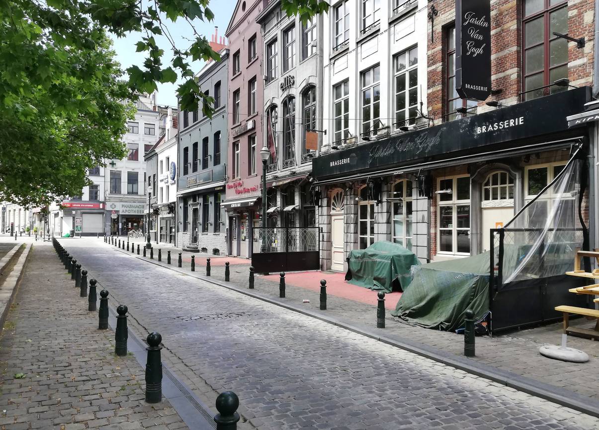 Jardin Van Gogh op het Sint-Katelijneplein is gesloten. Horecazaken zijn verplicht gesloten door de overheidsmaatregelen om het coronavirus in te dijken.