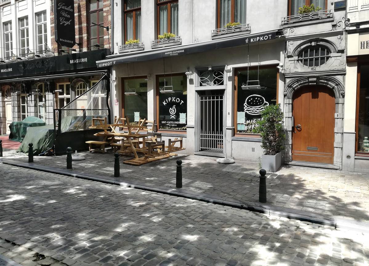 Kipkot op het Sint-Katelijneplein is gesloten. Horecazaken zijn verplicht gesloten door de overheidsmaatregelen om het coronavirus in te dijken.