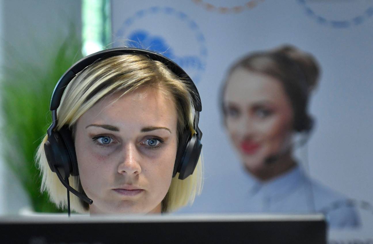 Een contacttracer helpt de besmettingen met het coronavirus in kaart te brengen in het callcenter in Diegem