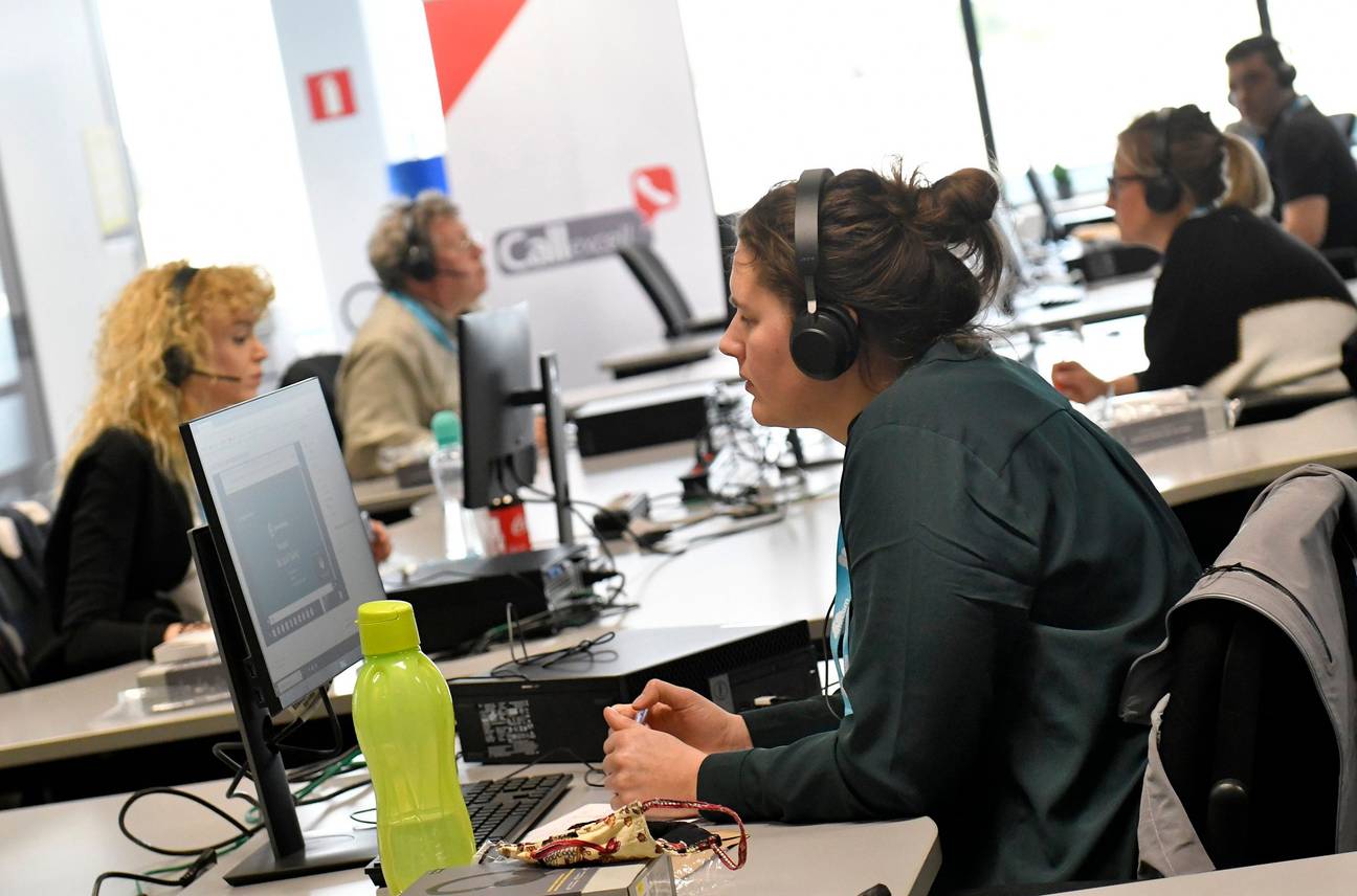 Contacttracers helpen de besmettingen met het coronavirus in kaart te brengen in het callcenter in Diegem