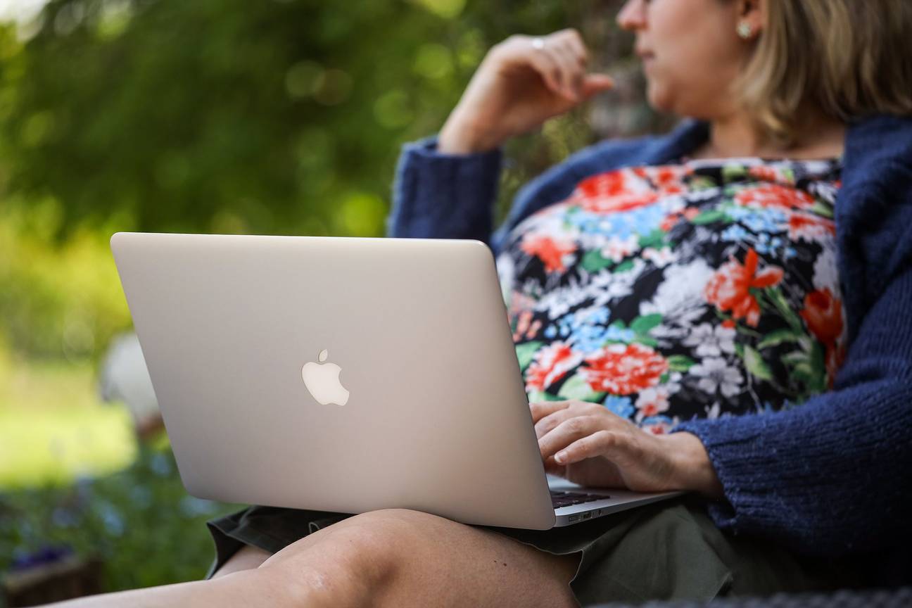 Telewerken op de laptop tijdens de lockdown van de coronacrisis