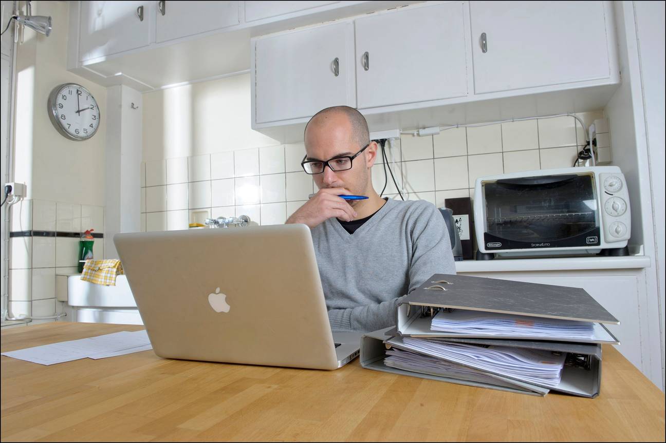 Telewerken op de laptop tijdens de lockdown van de coronacrisis