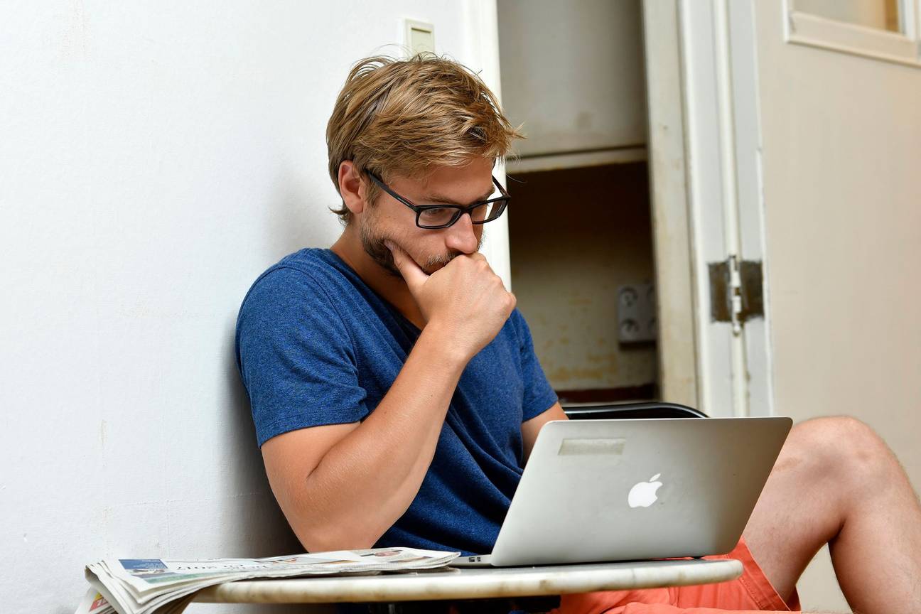 Telewerken op de laptop tijdens de lockdown van de coronacrisis