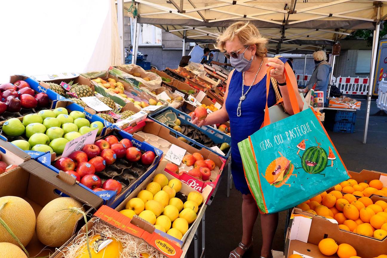 Door de versoepeling van de lockdown om het coronavirus in te dijken kunnen de voedingsmarkten terug open op 18 mei 2020