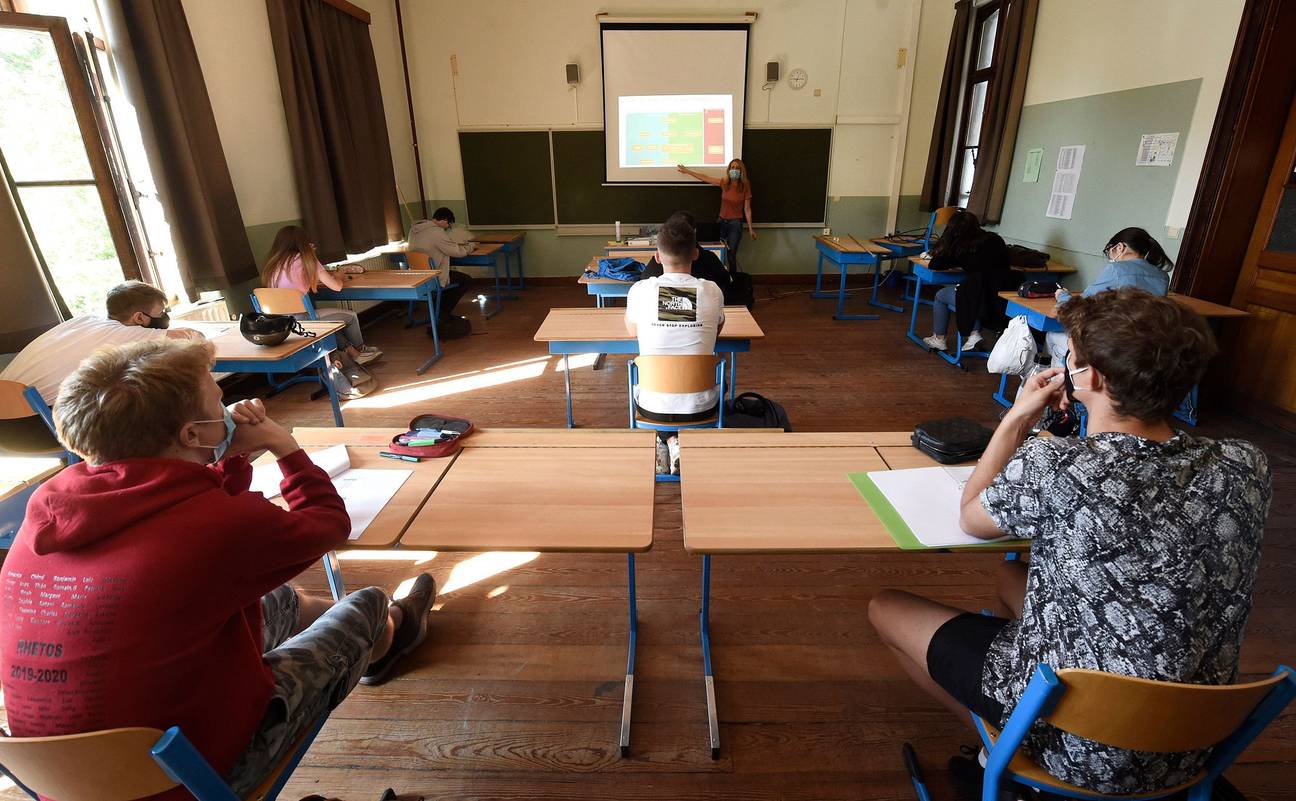 18 mei 2020: heropening van de scholen voor een beperkt aantal leerjaren. Social distancing is de regel, mondmaskers zijn niet verplicht, maar alomtegenwoordig